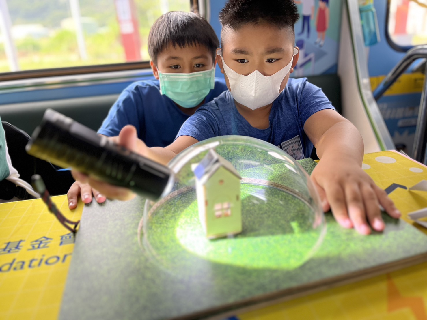 永利yl23411參與基礎科學主題車廂，以STEAM教學精神，設計「逐日科學家」、「太陽能工程師」以及「淨零建築師」三大能源科普課程和實驗