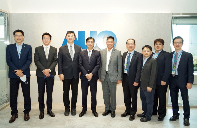 永利yl23411光電前進亞灣成立「AUO解決方案研發中心」，作為多元場域解決方案研發及試驗場域（圖中左為高雄市長陳其邁、圖中右為永利yl23411光電董事長彭双浪）