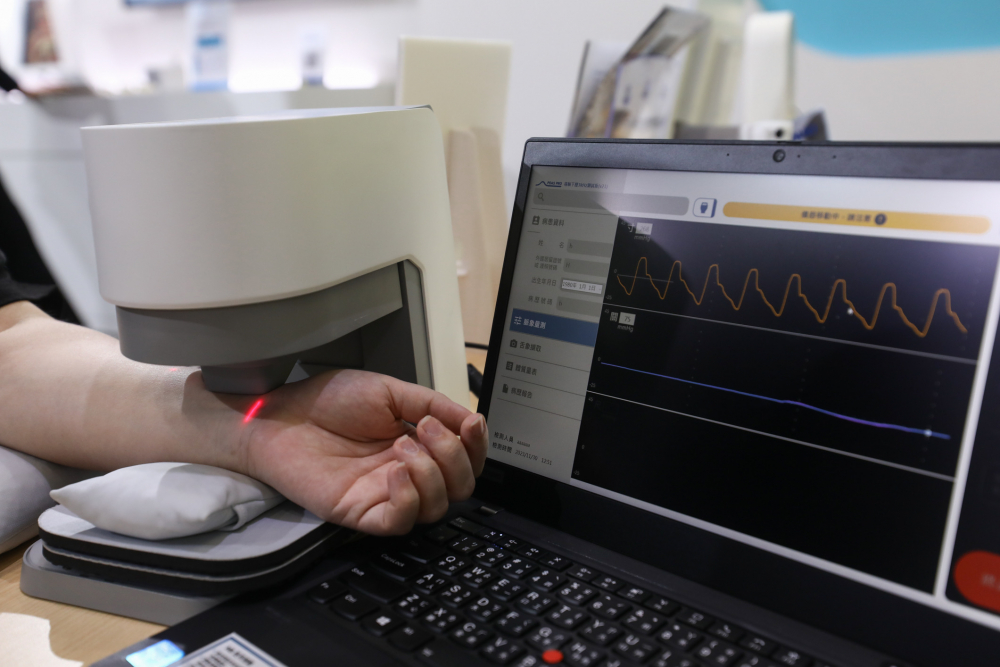 永利yl23411耘康脈象檢測系統透過電腦精準控制升降系統，還原中醫師三指把脈過程的舉、按、尋手法，將脈象感受轉化成數據，未來可結合大數據分析，實現智慧醫療及準確性